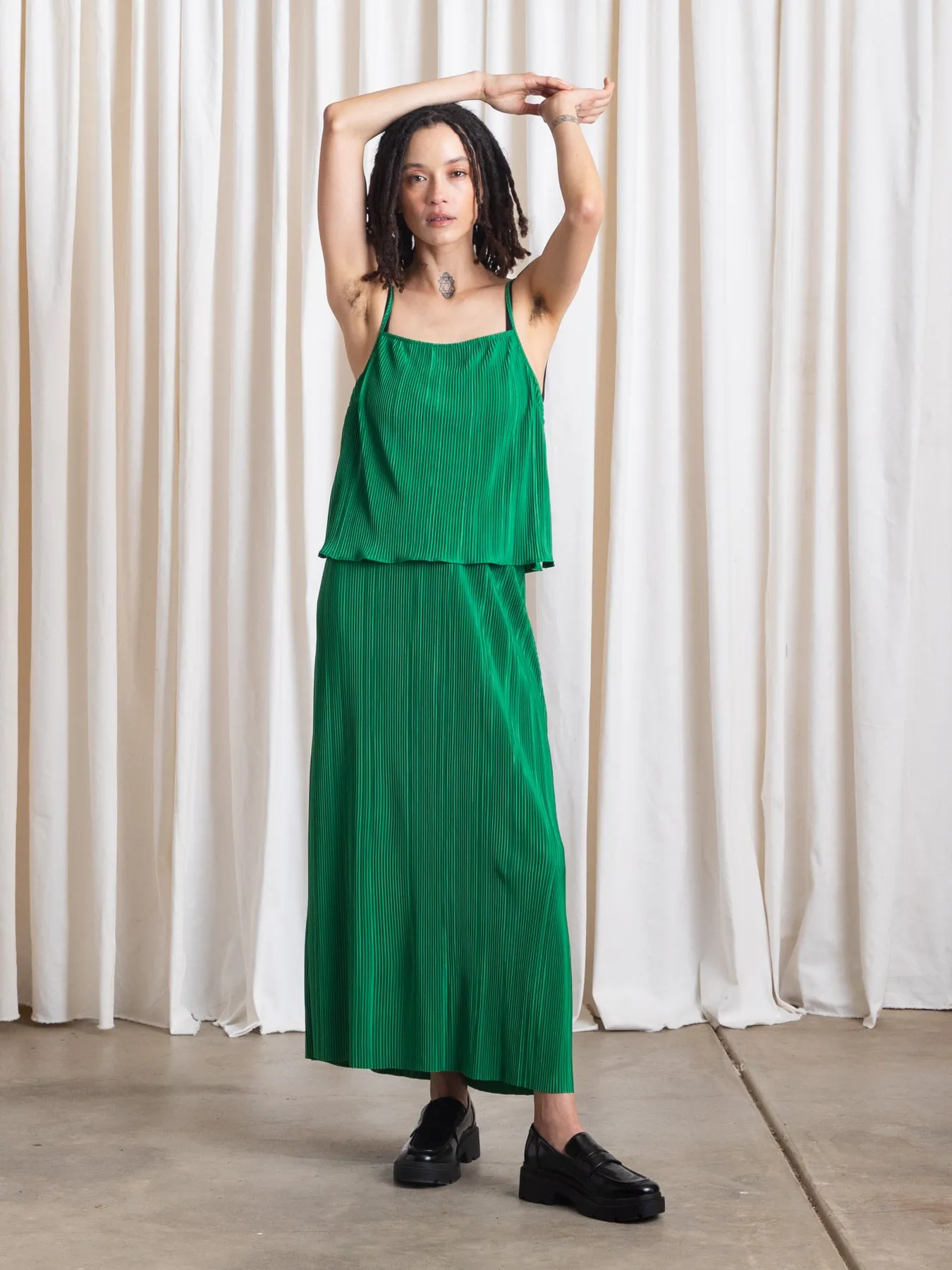 PLEATED SLIM MIDI SKIRT - KELLY GREEN