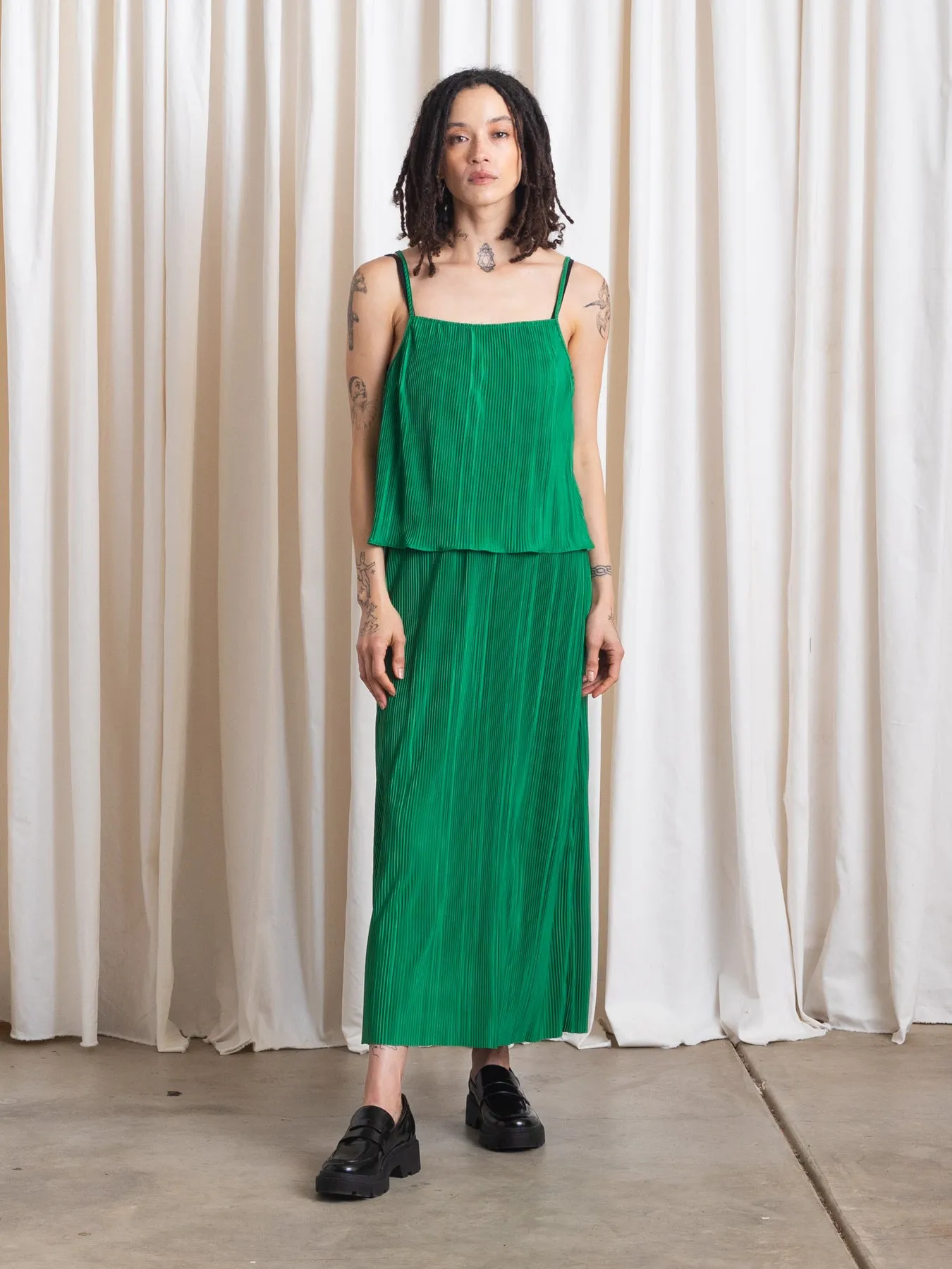 PLEATED SLIM MIDI SKIRT - KELLY GREEN